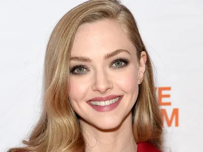 Amanda Seyfried height and style in full body photo

